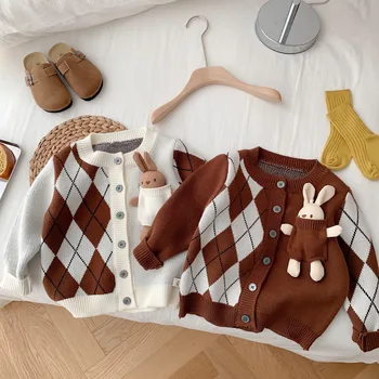 7579 Детский клетчатый свитер 2023 Осень Зима Новый свитер для мальчика с кукольным кроликом, кардиган для девочек, топы